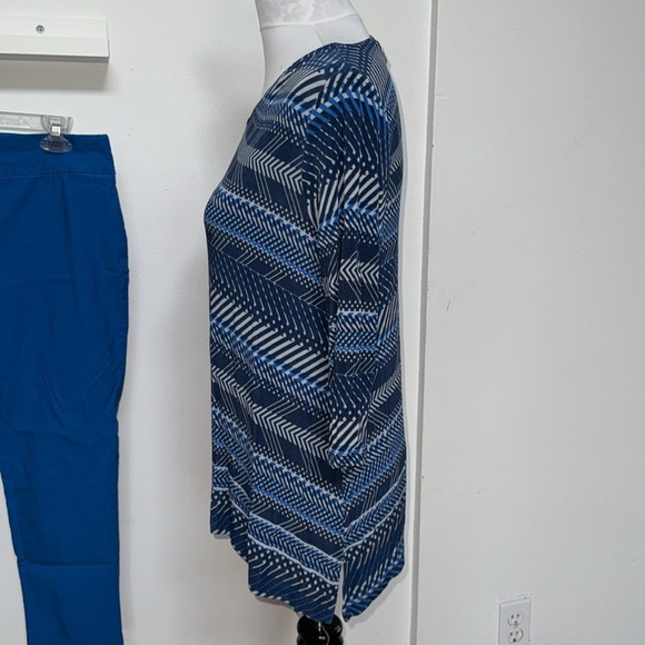 Travelers by Chico’s Blue Asymmetrical Sky Weaves Elbow Sleeve Top - Picture 4 of 9